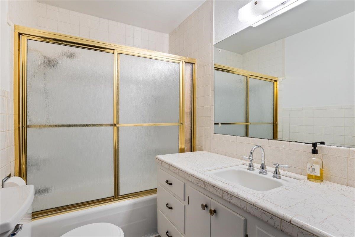 Wichita, Kansas 67213, United States, 2 Bedrooms Bedrooms, ,1 BathroomBathrooms,Residential,Pending,49135