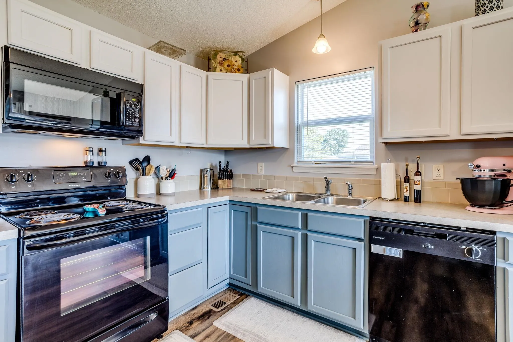 Hesston, Kansas 67062, United States, 2 Bedrooms Bedrooms, ,2 BathroomsBathrooms,Residential,Pending,139709