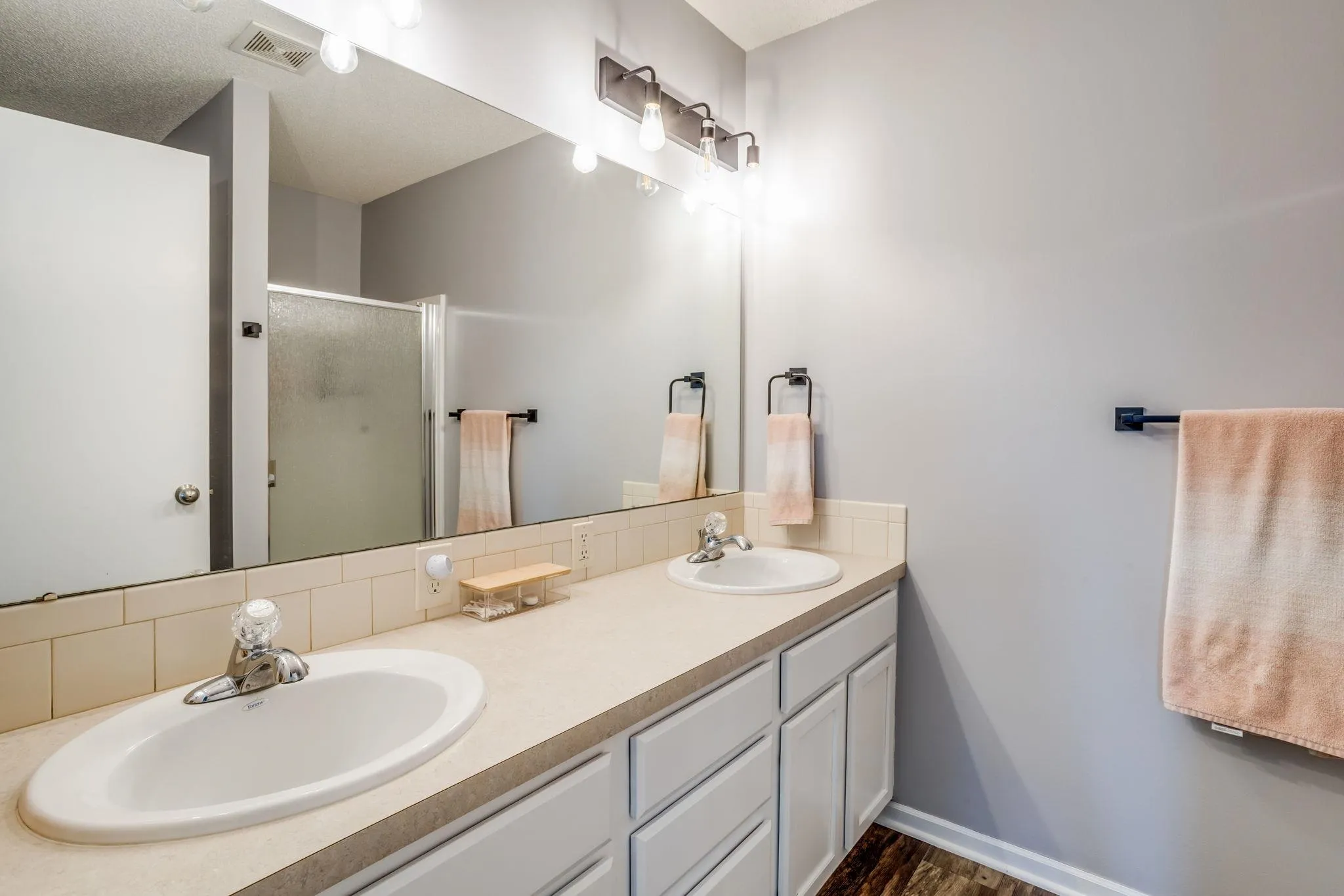 Hesston, Kansas 67062, United States, 2 Bedrooms Bedrooms, ,2 BathroomsBathrooms,Residential,Pending,139709