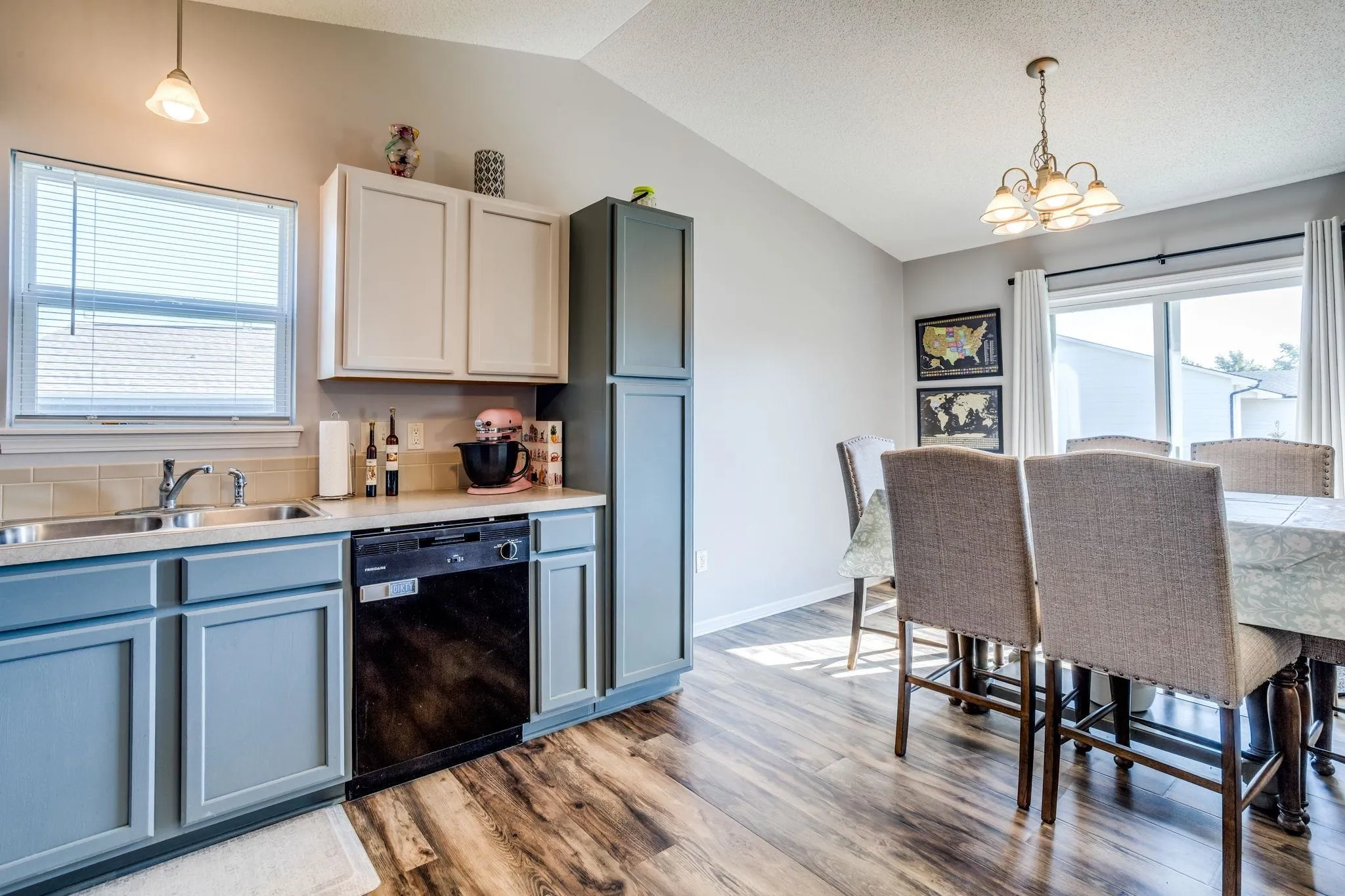 Hesston, Kansas 67062, United States, 2 Bedrooms Bedrooms, ,2 BathroomsBathrooms,Residential,Pending,139709