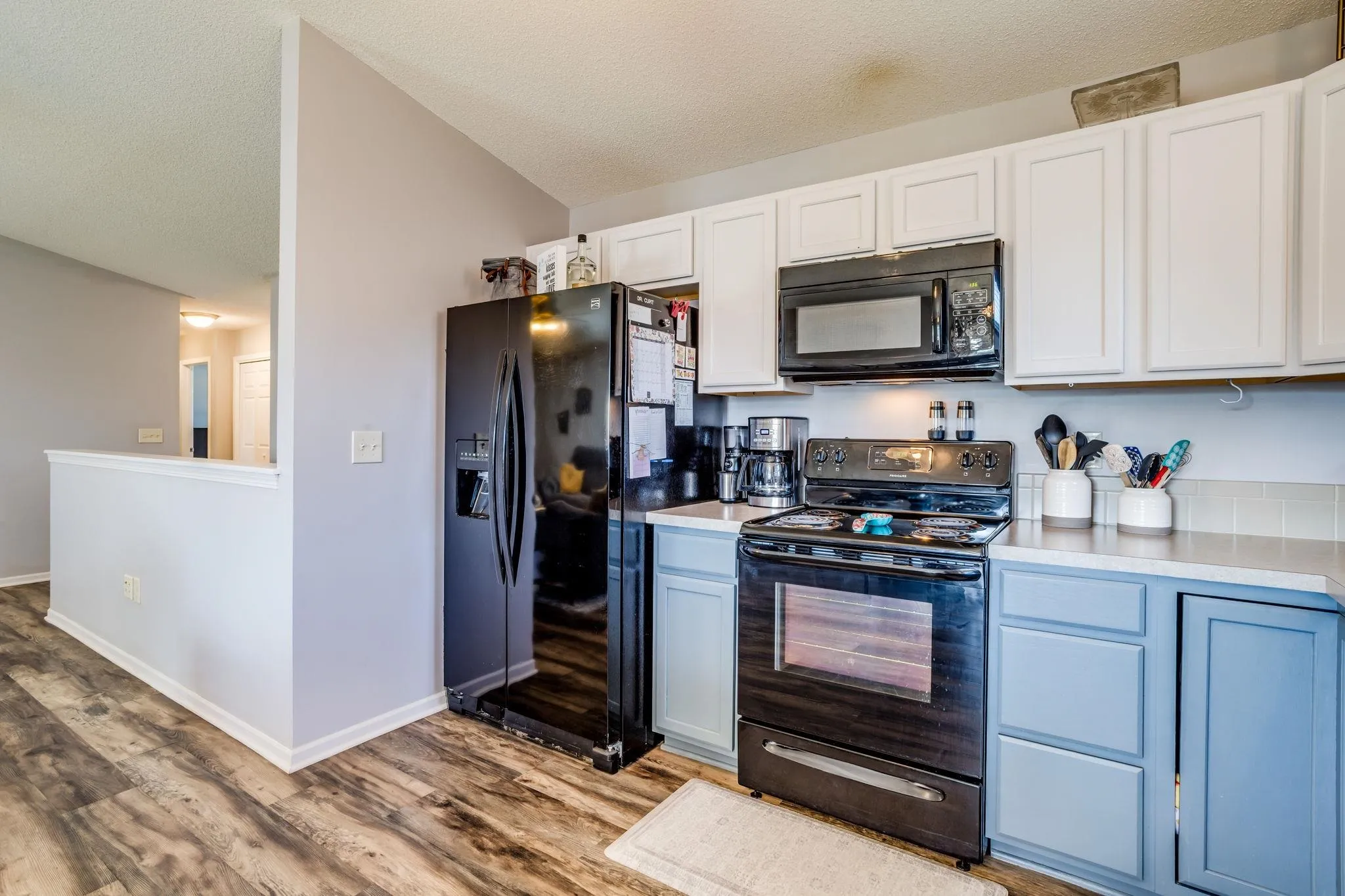 Hesston, Kansas 67062, United States, 2 Bedrooms Bedrooms, ,2 BathroomsBathrooms,Residential,Pending,139709