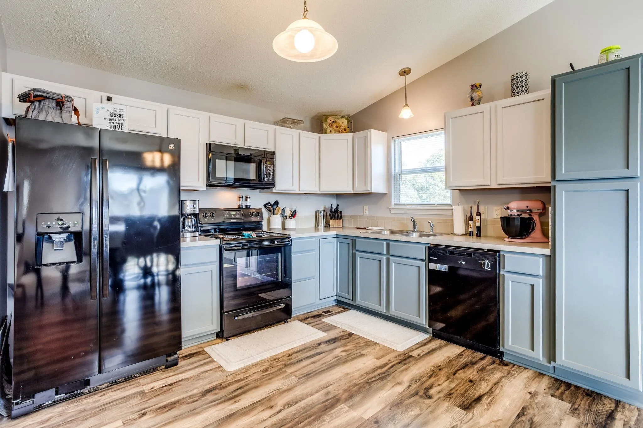 Hesston, Kansas 67062, United States, 2 Bedrooms Bedrooms, ,2 BathroomsBathrooms,Residential,Pending,139709