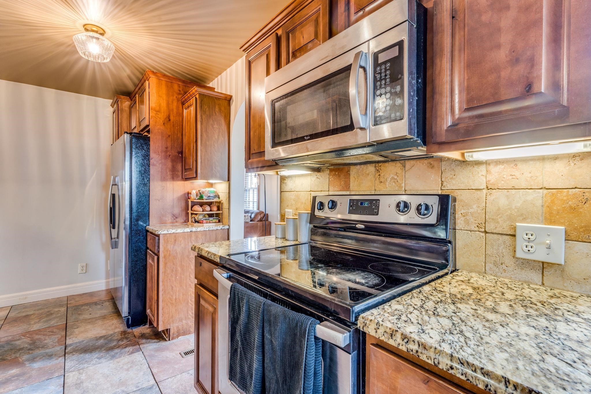 556 S Poplar St, Wichita, Kansas image 9