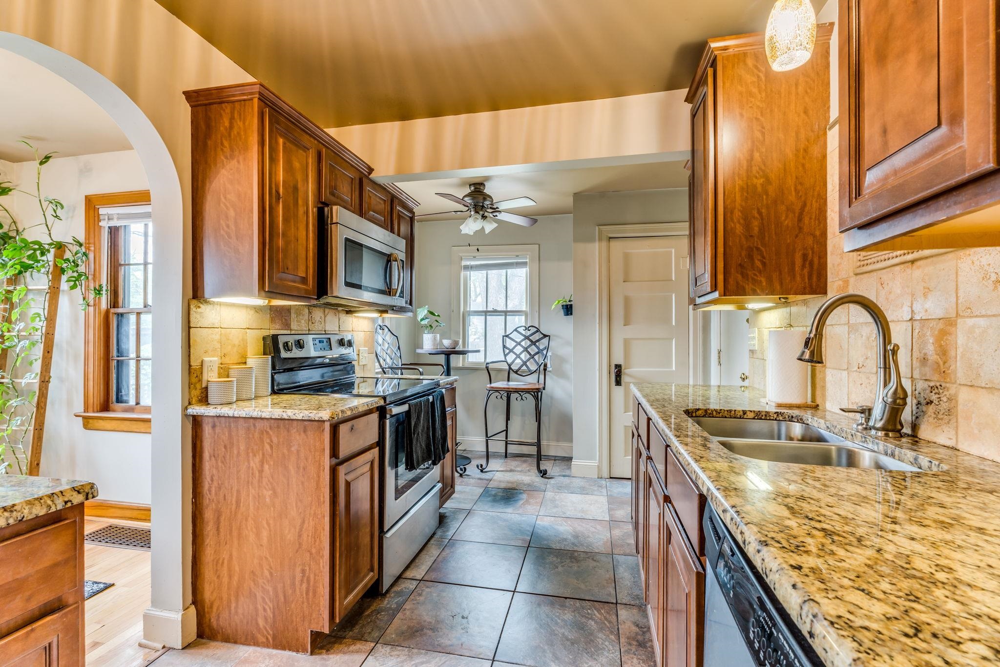 556 S Poplar St, Wichita, Kansas image 8