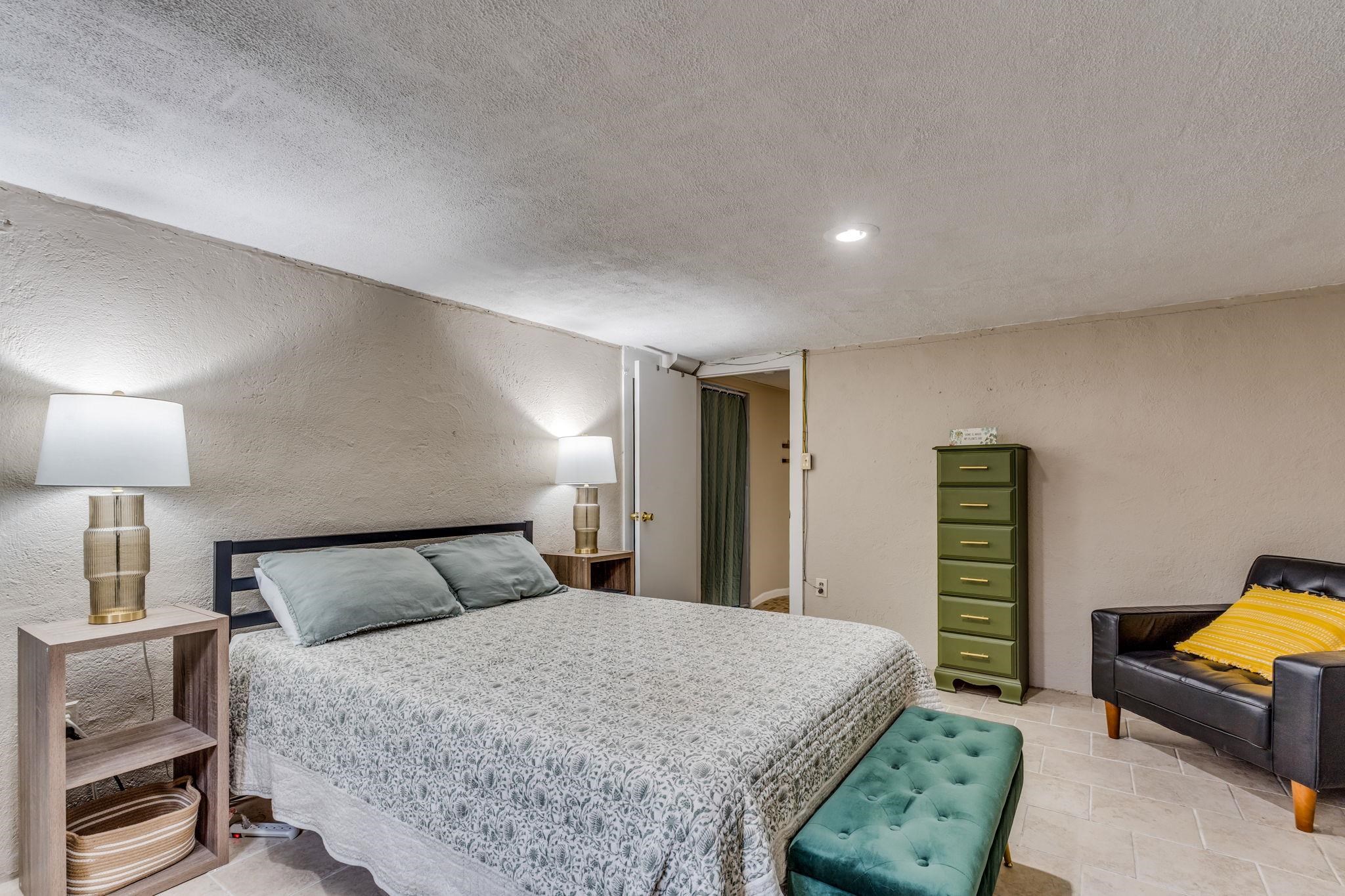 556 S Poplar St, Wichita, Kansas image 21