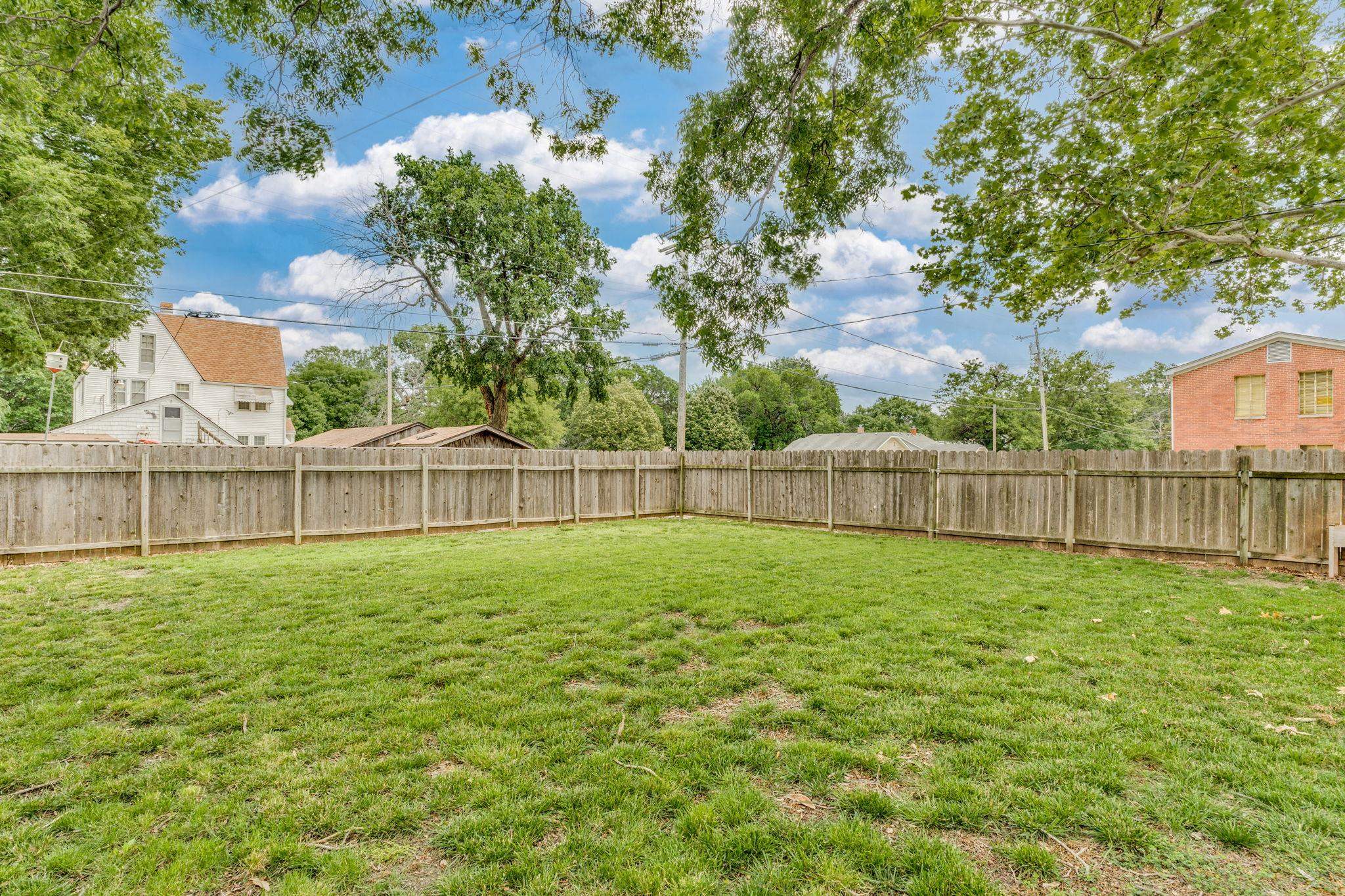 556 S Poplar St, Wichita, Kansas image 25