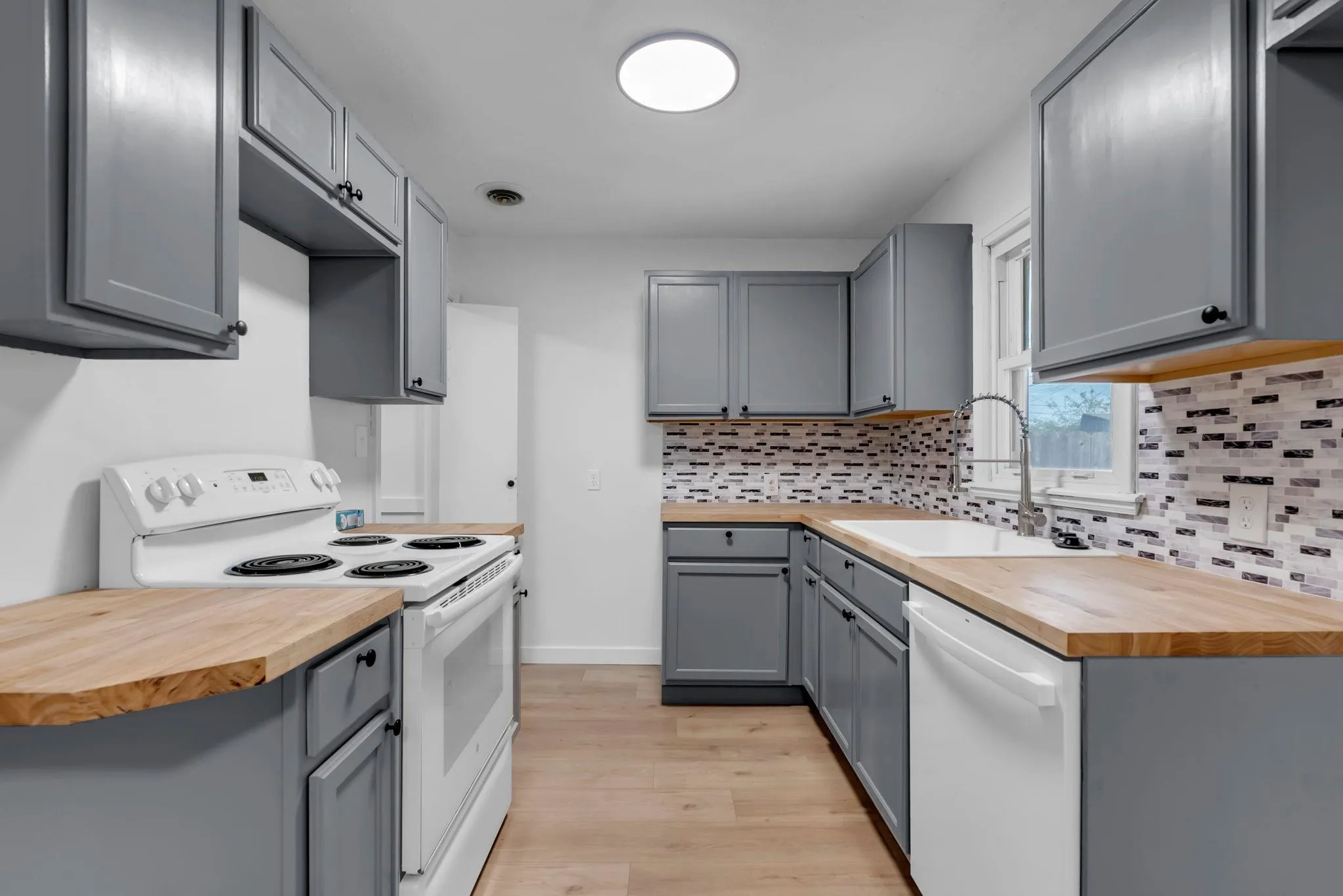 Wichita, Kansas 67218, United States, 2 Bedrooms Bedrooms, ,1 BathroomBathrooms,Residential,Active,227477