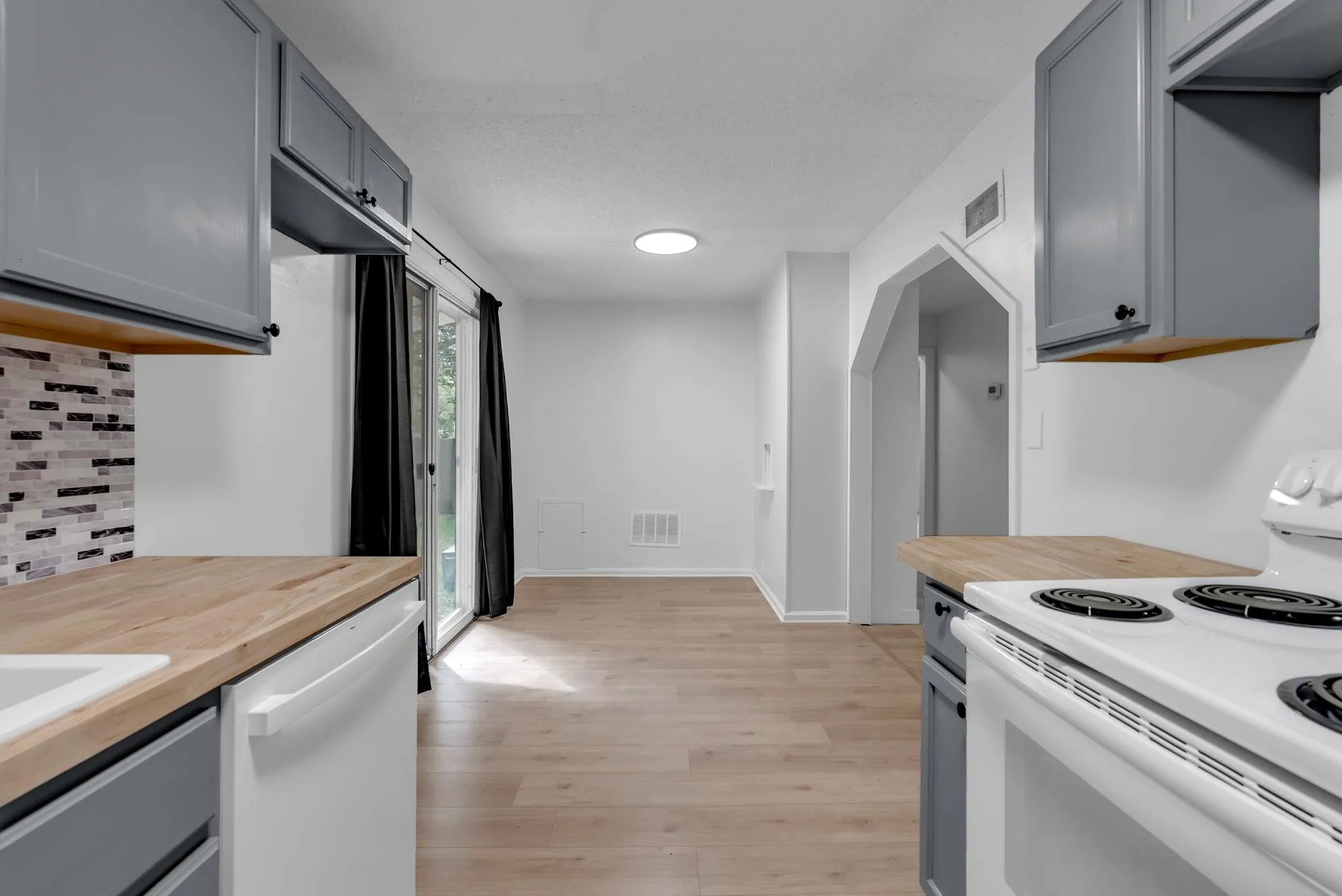 Wichita, Kansas 67218, United States, 2 Bedrooms Bedrooms, ,1 BathroomBathrooms,Residential,Active,227477