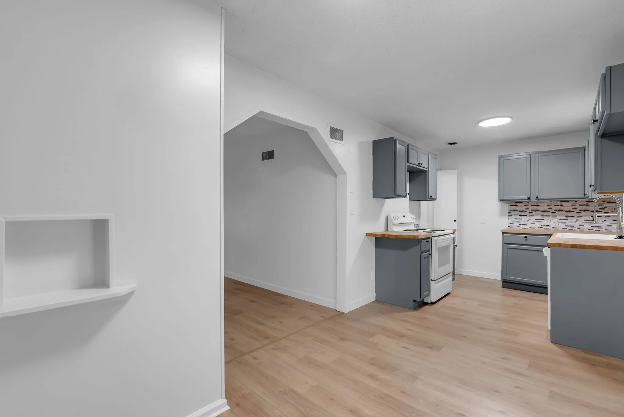 Wichita, Kansas 67218, United States, 2 Bedrooms Bedrooms, ,1 BathroomBathrooms,Residential,Active,227477