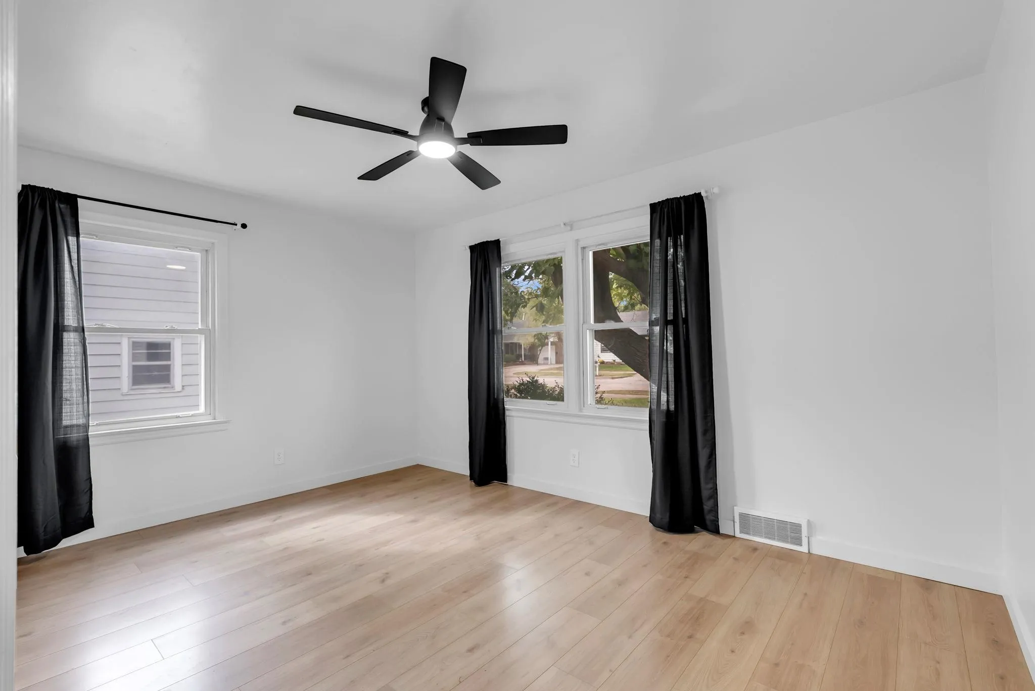 Wichita, Kansas 67218, United States, 2 Bedrooms Bedrooms, ,1 BathroomBathrooms,Residential,Active,227477