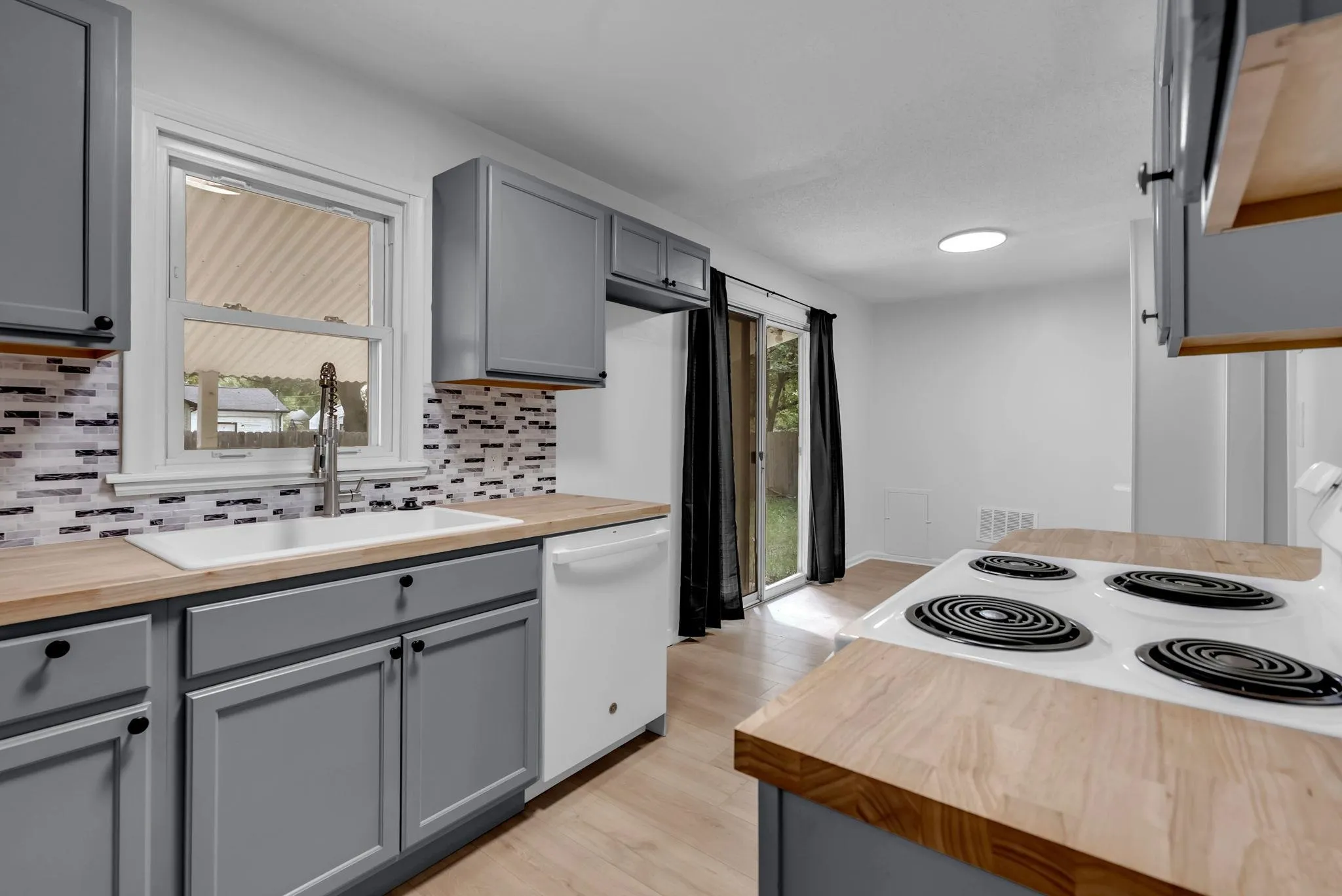 Wichita, Kansas 67218, United States, 2 Bedrooms Bedrooms, ,1 BathroomBathrooms,Residential,Active,227477