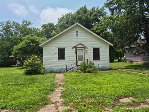 Homes For Sale - 219 S Mulberry St<br/> Eureka, KS 67045