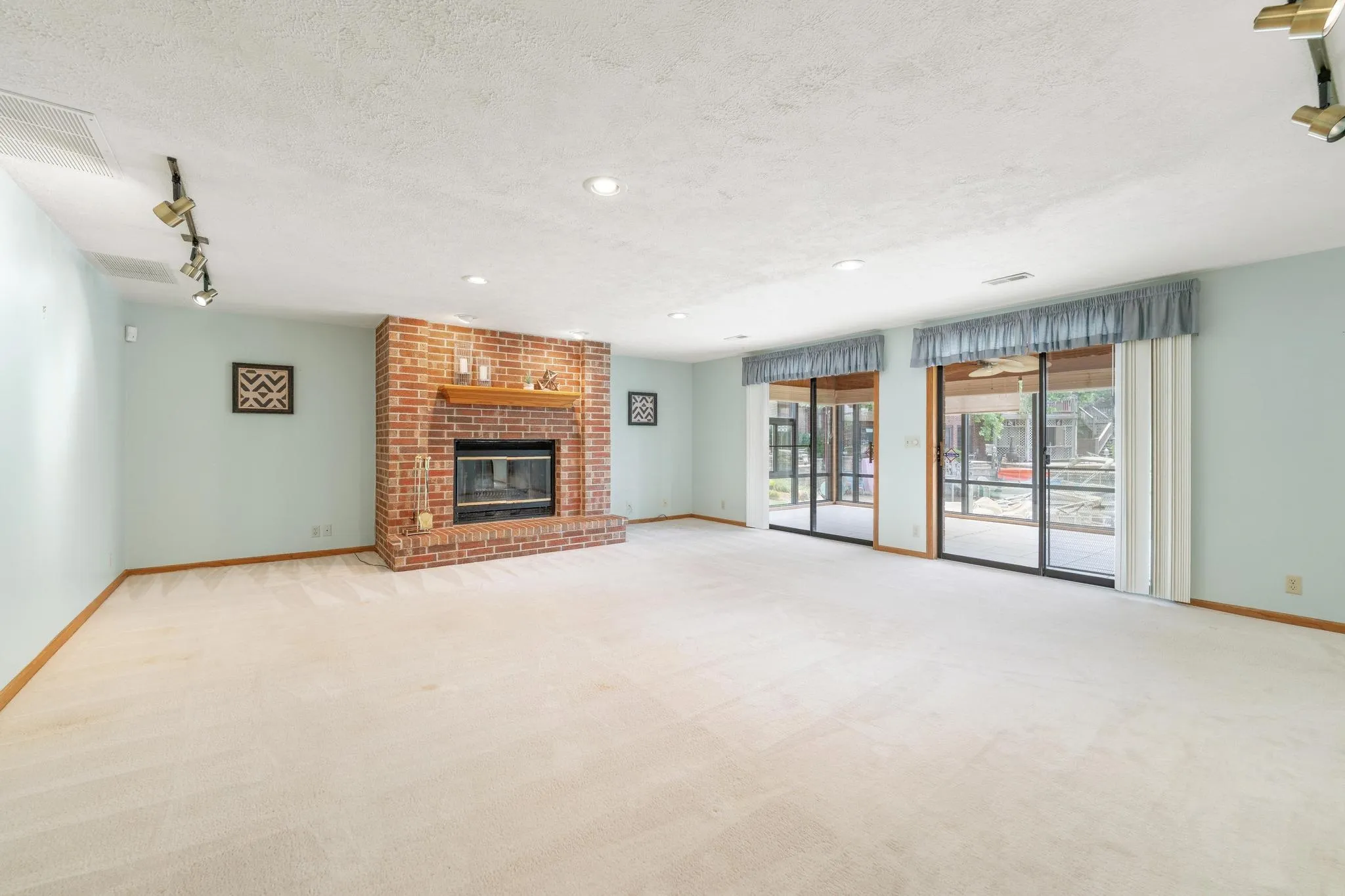 Wichita, Kansas 67204, United States, 3 Bedrooms Bedrooms, ,3 BathroomsBathrooms,Residential,Pending,150179