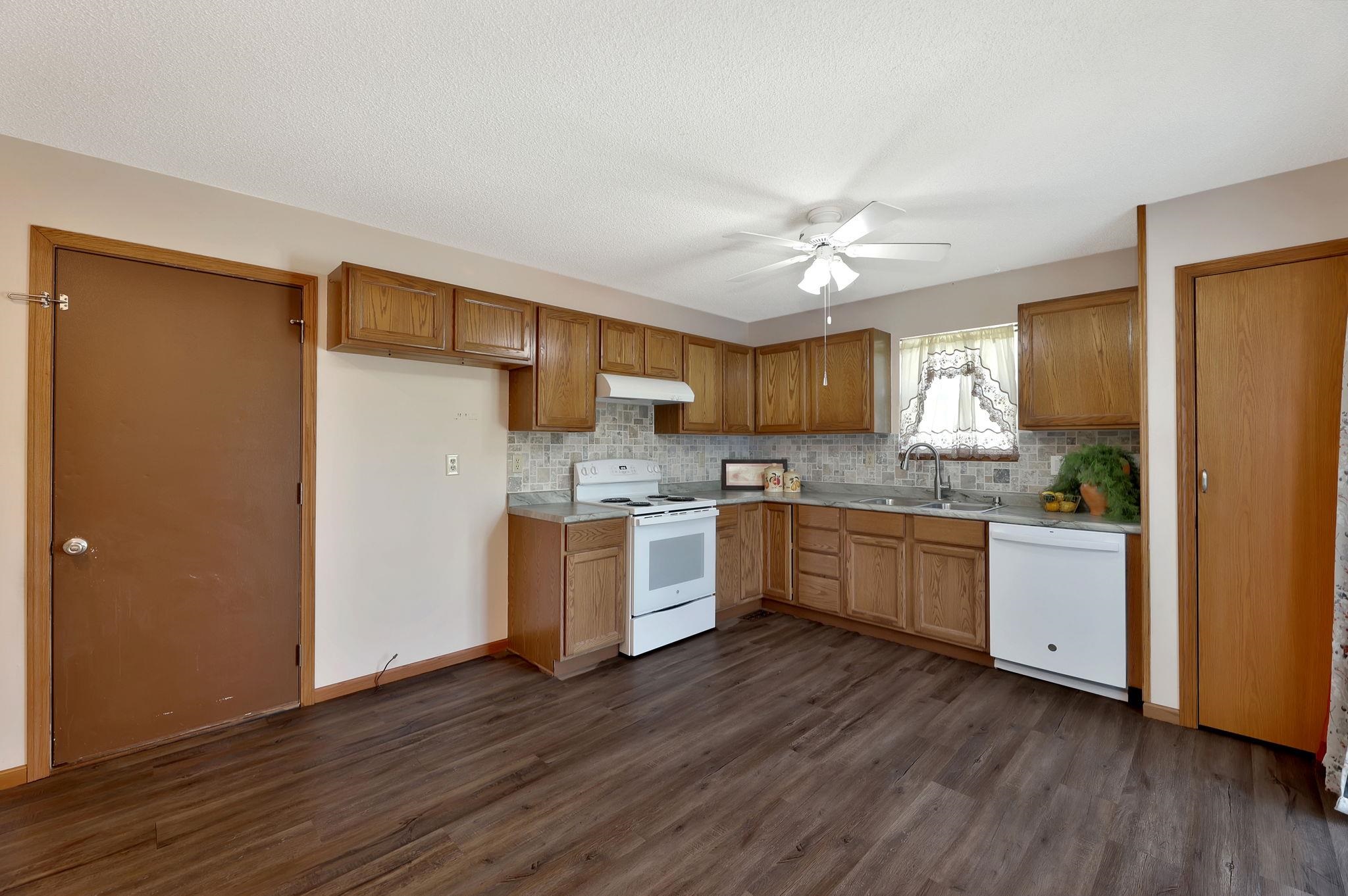 800 W Deerfield Cir, Valley Center, Kansas image 9