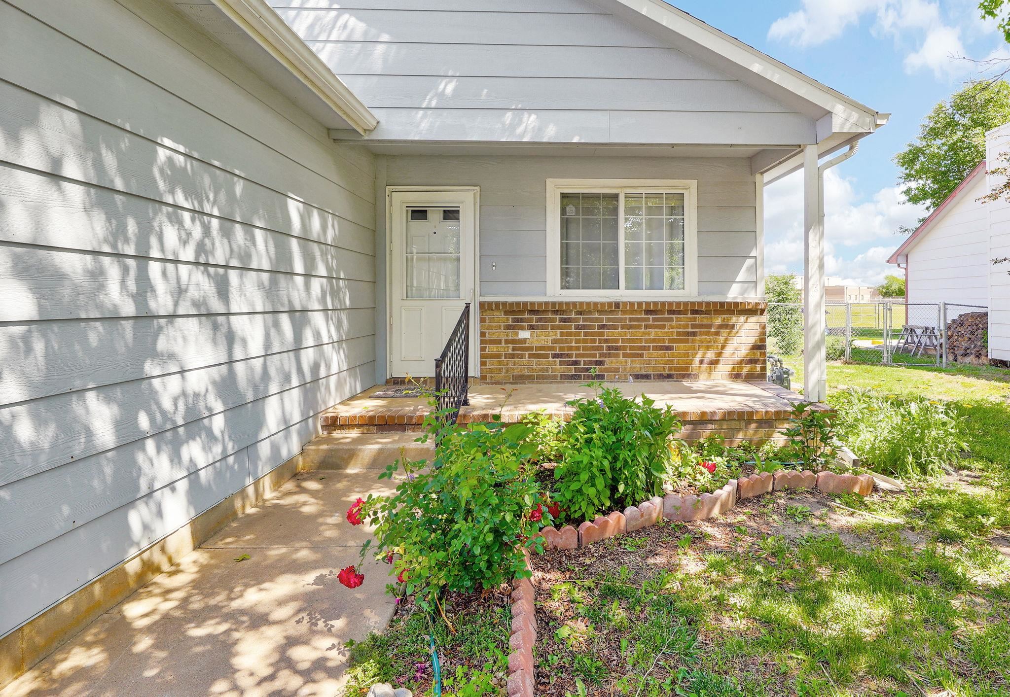 800 W Deerfield Cir, Valley Center, Kansas image 2
