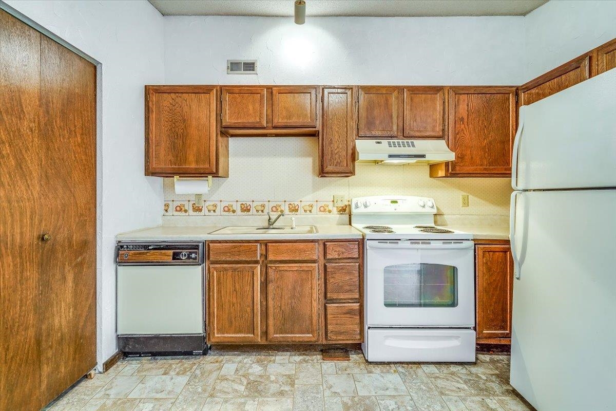 Derby, Kansas 67037, United States, 2 Bedrooms Bedrooms, ,1 BathroomBathrooms,Residential,Pending,66203