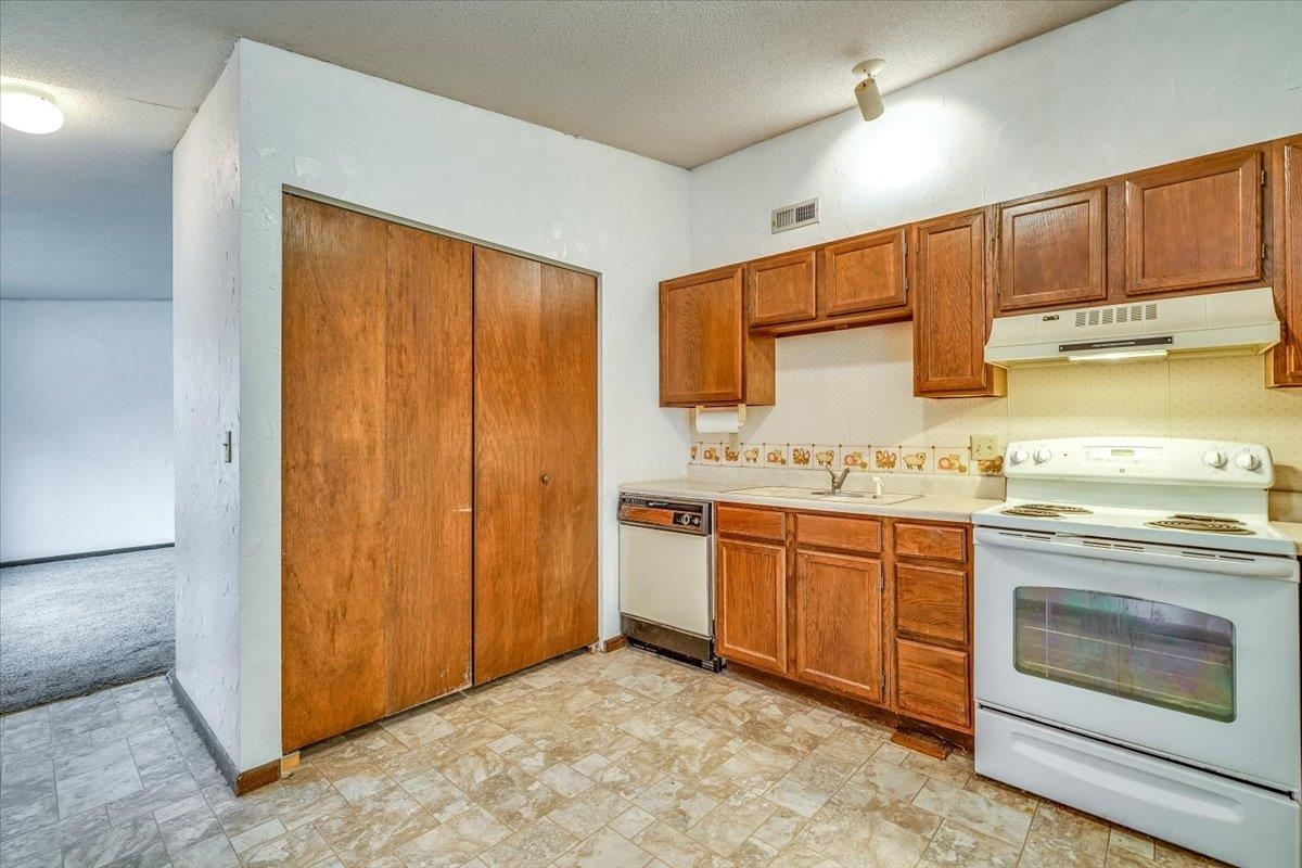 Derby, Kansas 67037, United States, 2 Bedrooms Bedrooms, ,1 BathroomBathrooms,Residential,Pending,66203