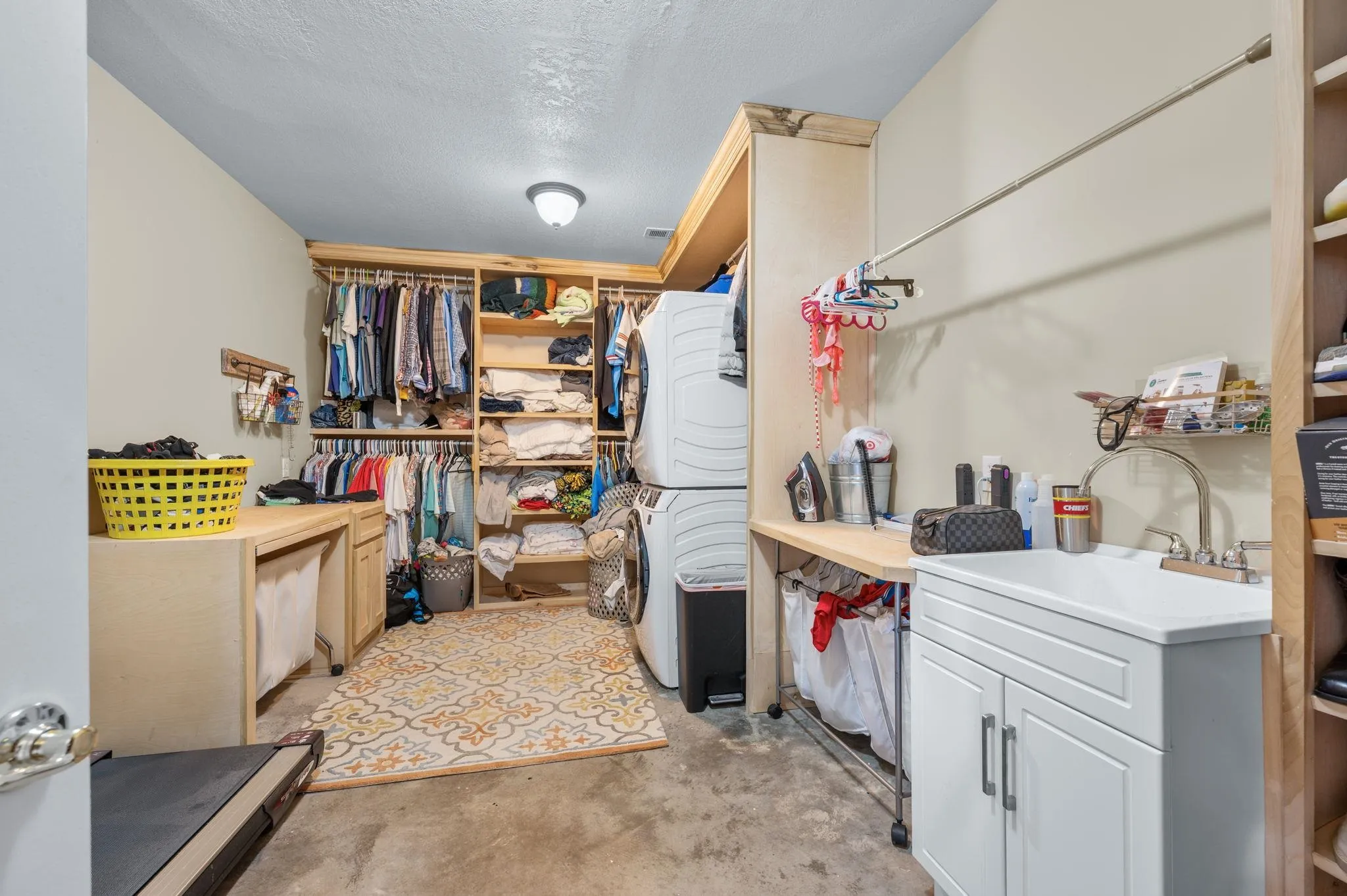 Andover, Kansas 67002, United States, 4 Bedrooms Bedrooms, ,3 BathroomsBathrooms,Residential,Active,163180