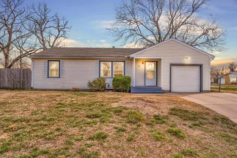 301 SE 11th St, Newton, KS MLS: 652362