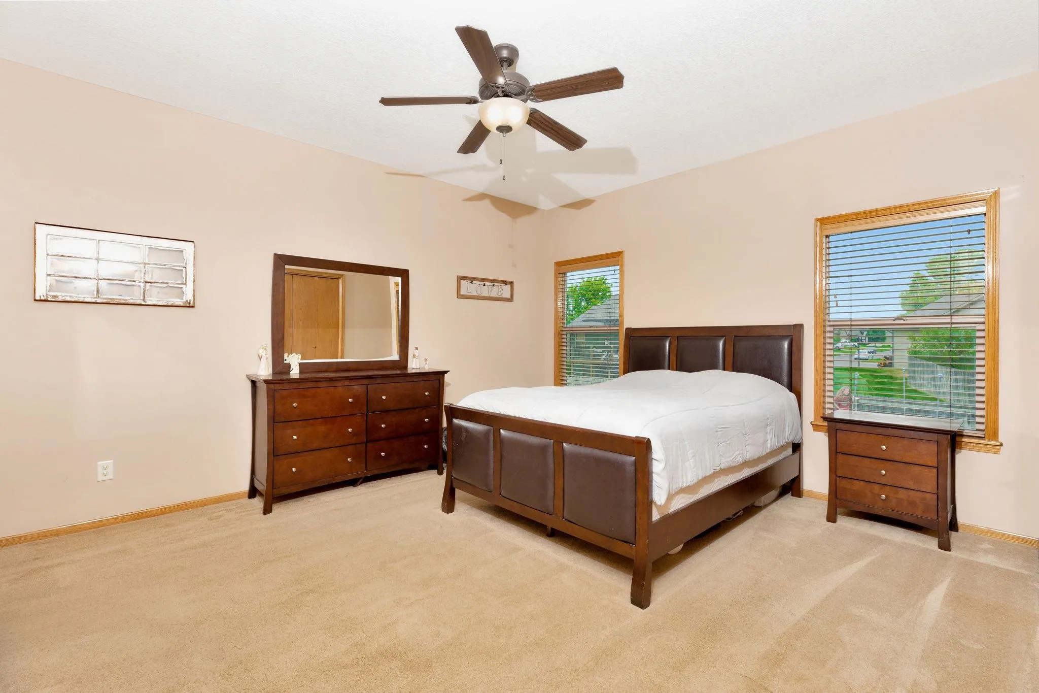 Wichita, Kansas 67205, United States, 5 Bedrooms Bedrooms, ,3 BathroomsBathrooms,Residential,Pending,141943