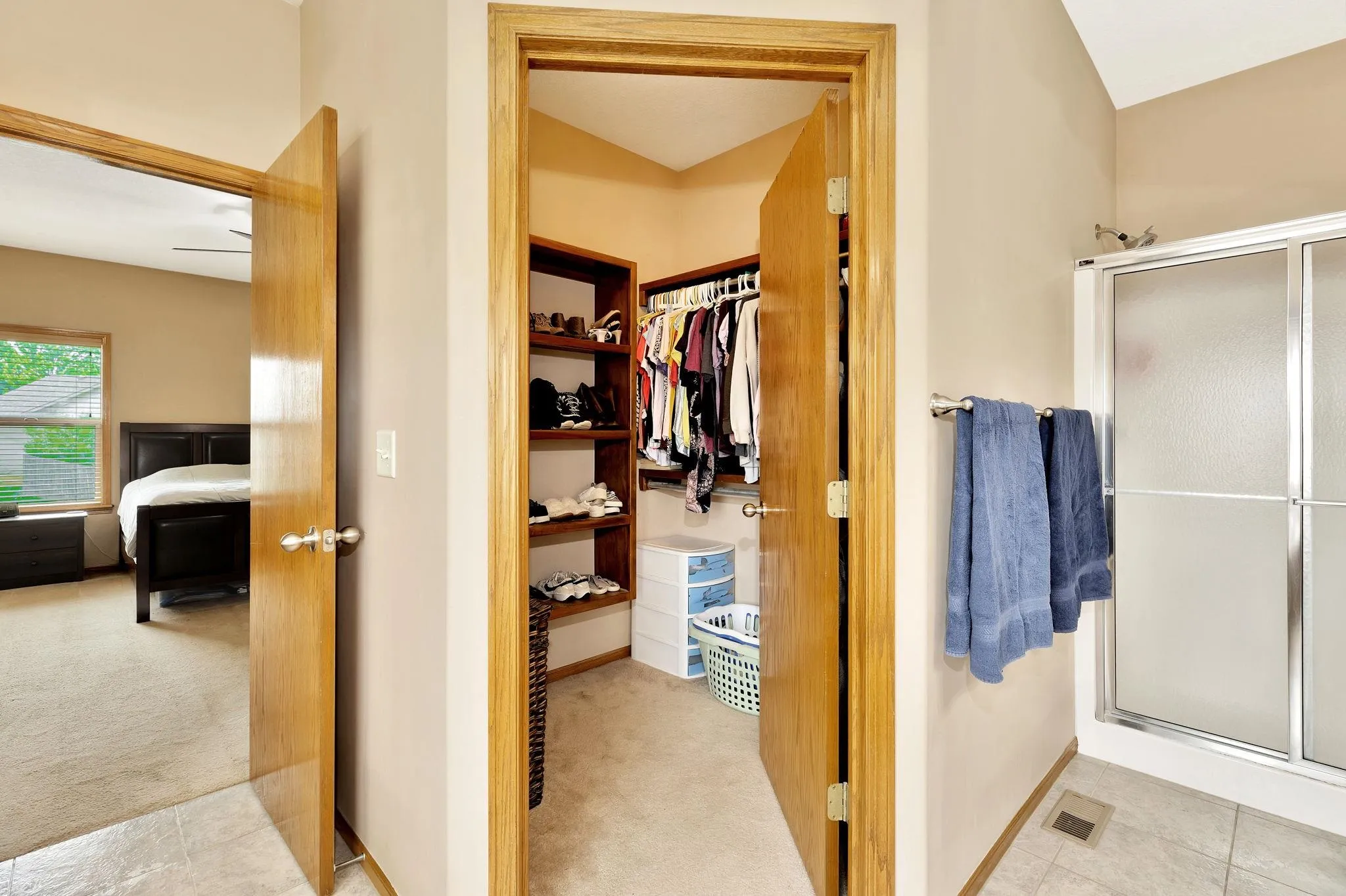 Wichita, Kansas 67205, United States, 5 Bedrooms Bedrooms, ,3 BathroomsBathrooms,Residential,Pending,141943