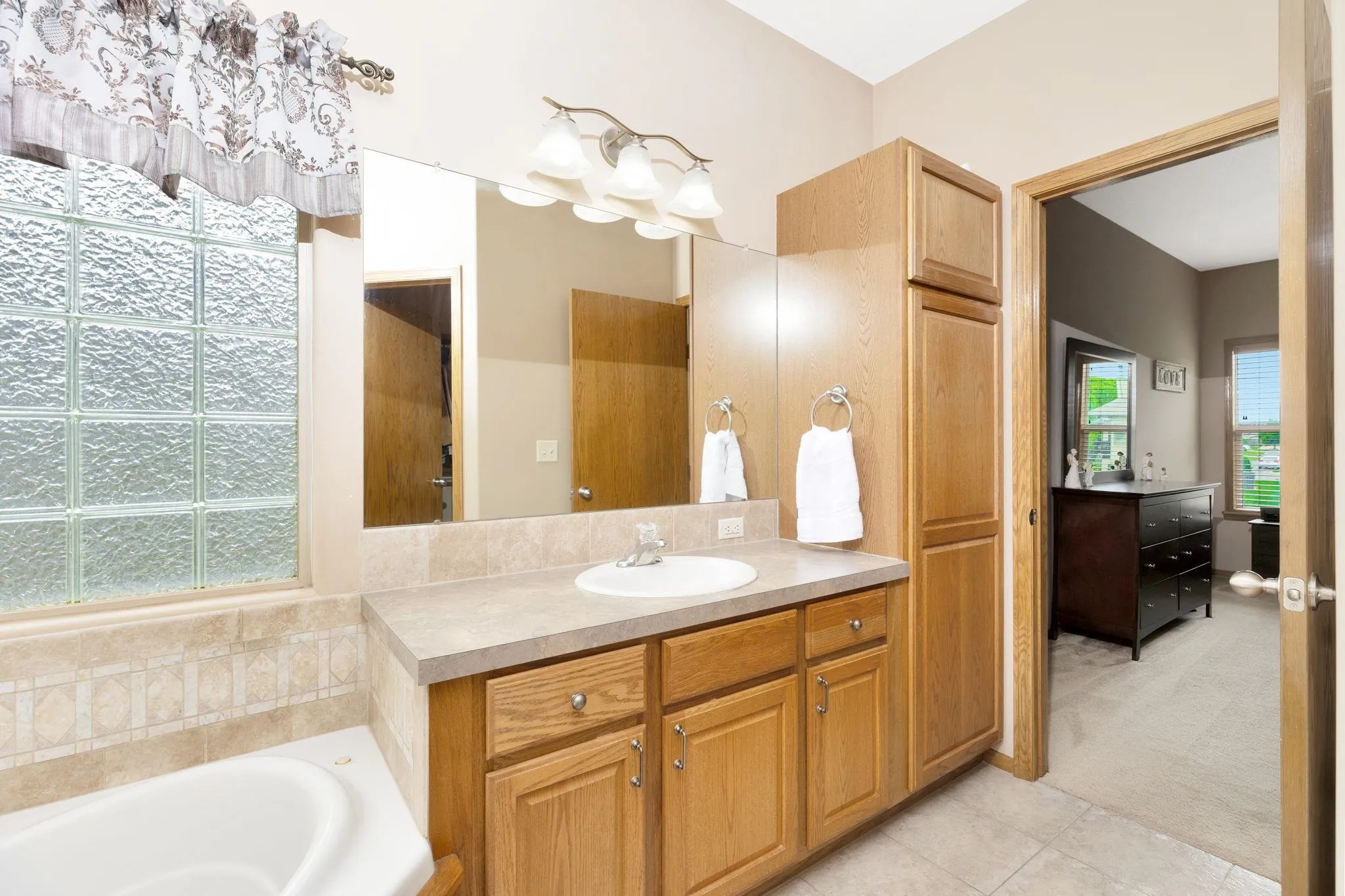 Wichita, Kansas 67205, United States, 5 Bedrooms Bedrooms, ,3 BathroomsBathrooms,Residential,Pending,141943