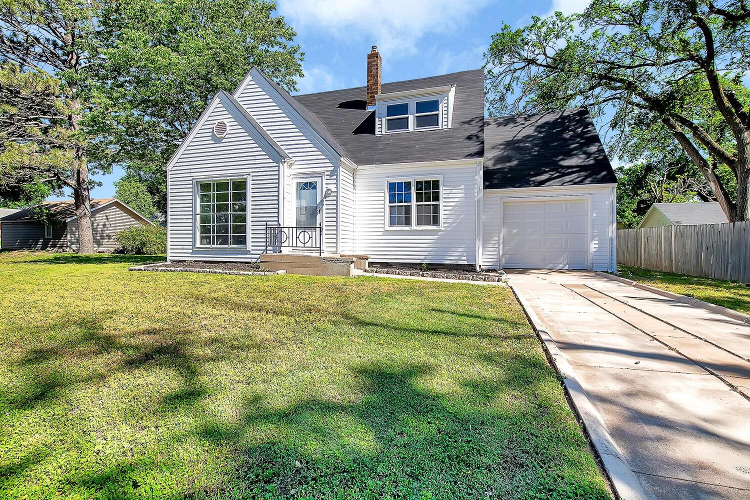114 E 3rd Ave, Buhler, Kansas image 1
