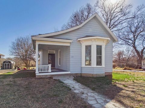 Homes For Sale - 722 W Harvey Ave<br/> Sumner County, Wellington, KS 67152
