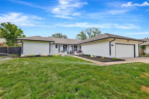 Photo of 104 N Burr Oak Rd, Wichita, KS 67206 (MLS # 669258)