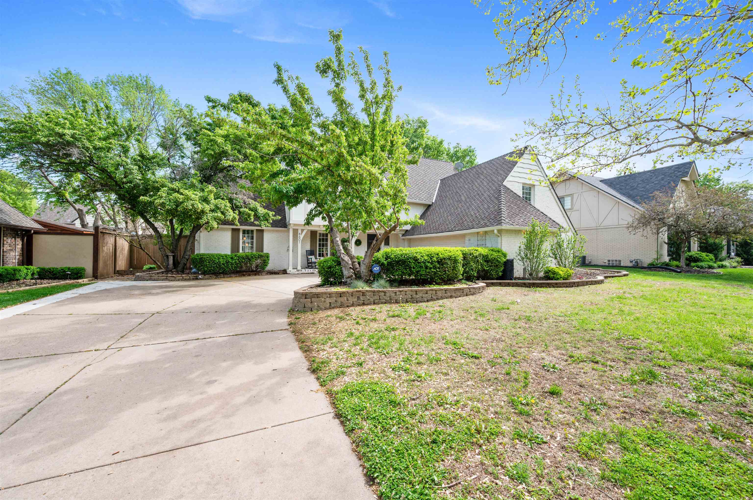 8601 E Brentmoor Ln, Wichita, Kansas image 2