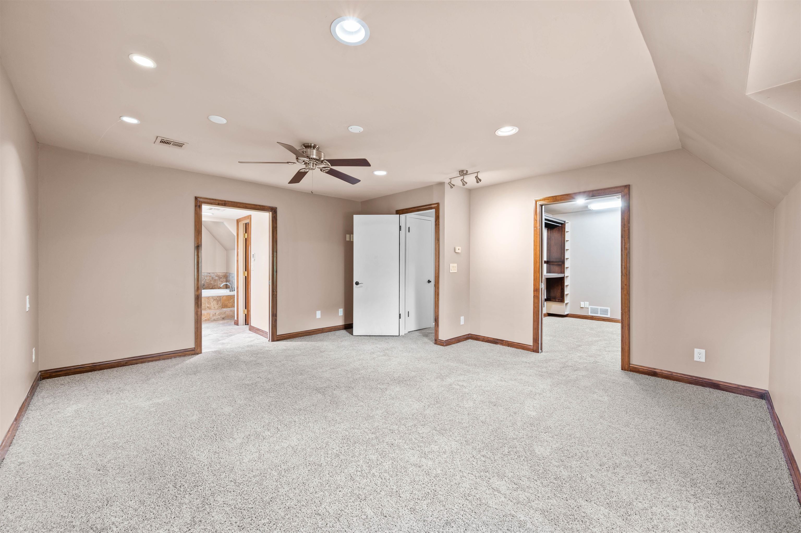 8601 E Brentmoor Ln, Wichita, Kansas image 16