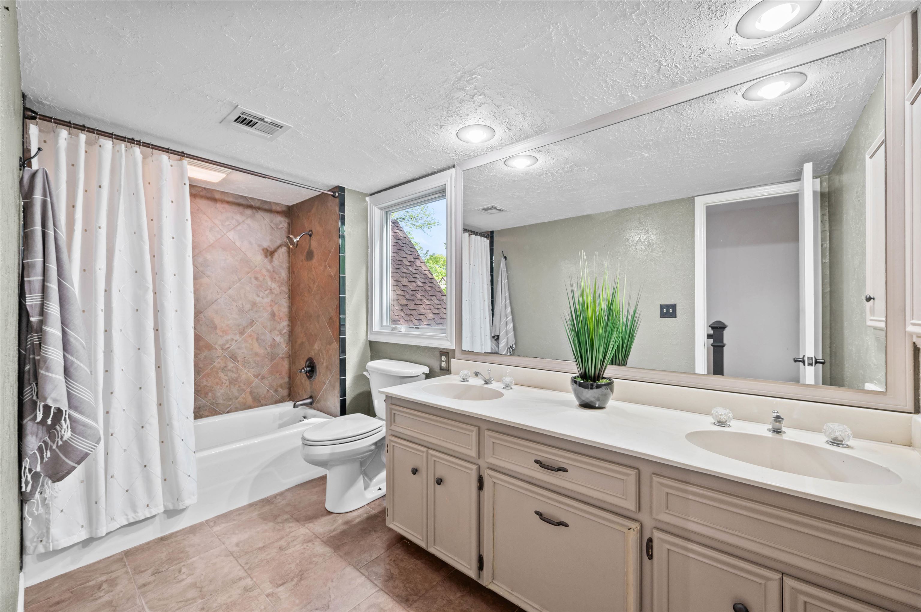 8601 E Brentmoor Ln, Wichita, Kansas image 21
