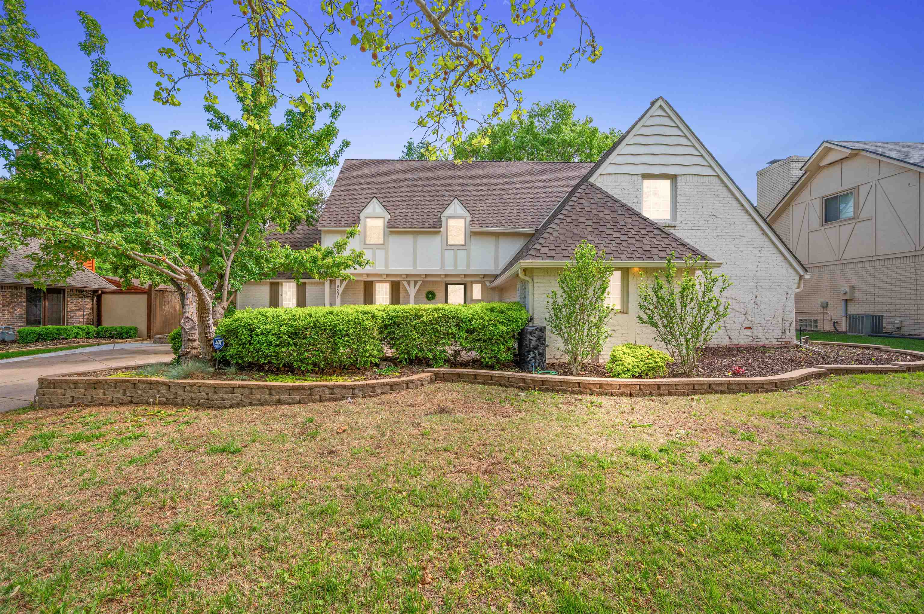 8601 E Brentmoor Ln, Wichita, Kansas image 1