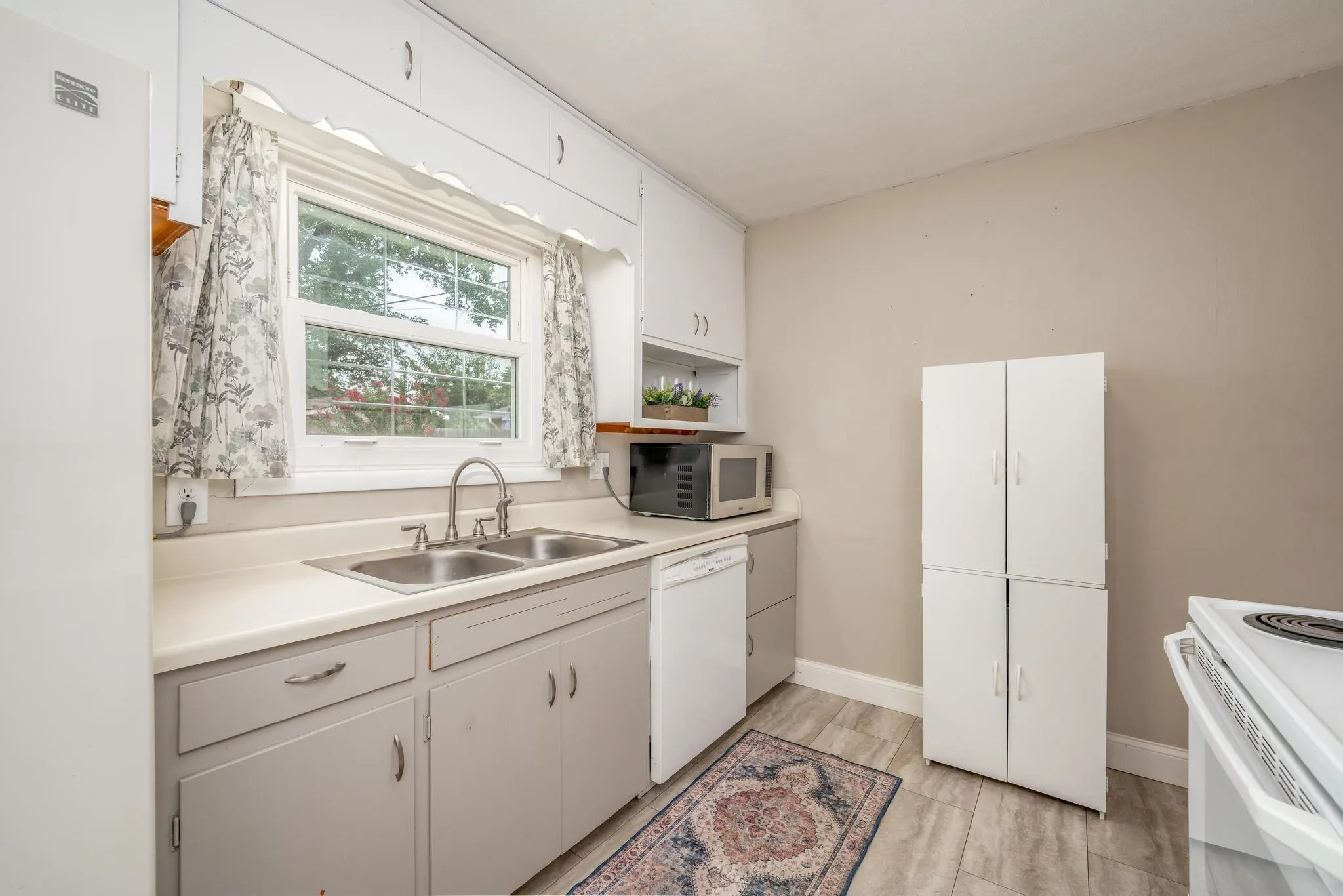 Derby, Kansas 67037, United States, 3 Bedrooms Bedrooms, ,1 BathroomBathrooms,Residential,Pending,202221