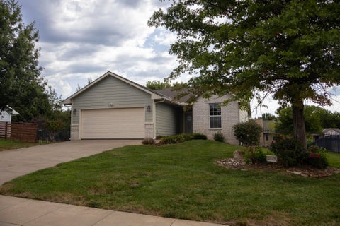 Homes For Sale - 2143 East Quail Hollow Street<br/> Derby, KS 67037