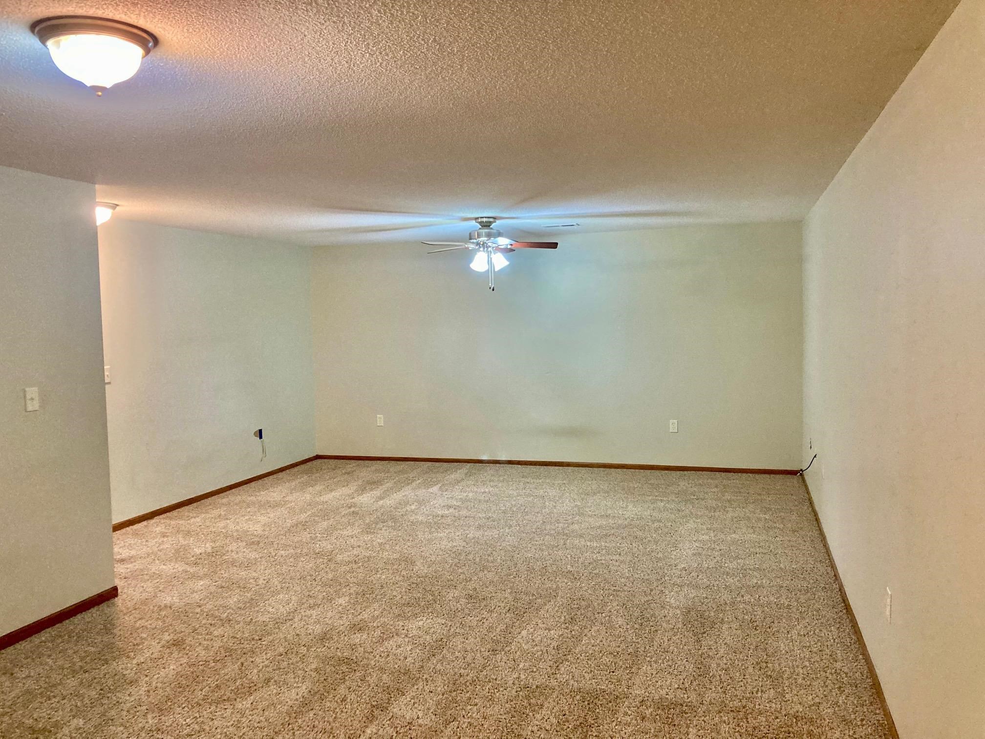 Newton, Kansas 67114, United States, 3 Bedrooms Bedrooms, ,3 BathroomsBathrooms,Residential,Pending,65565