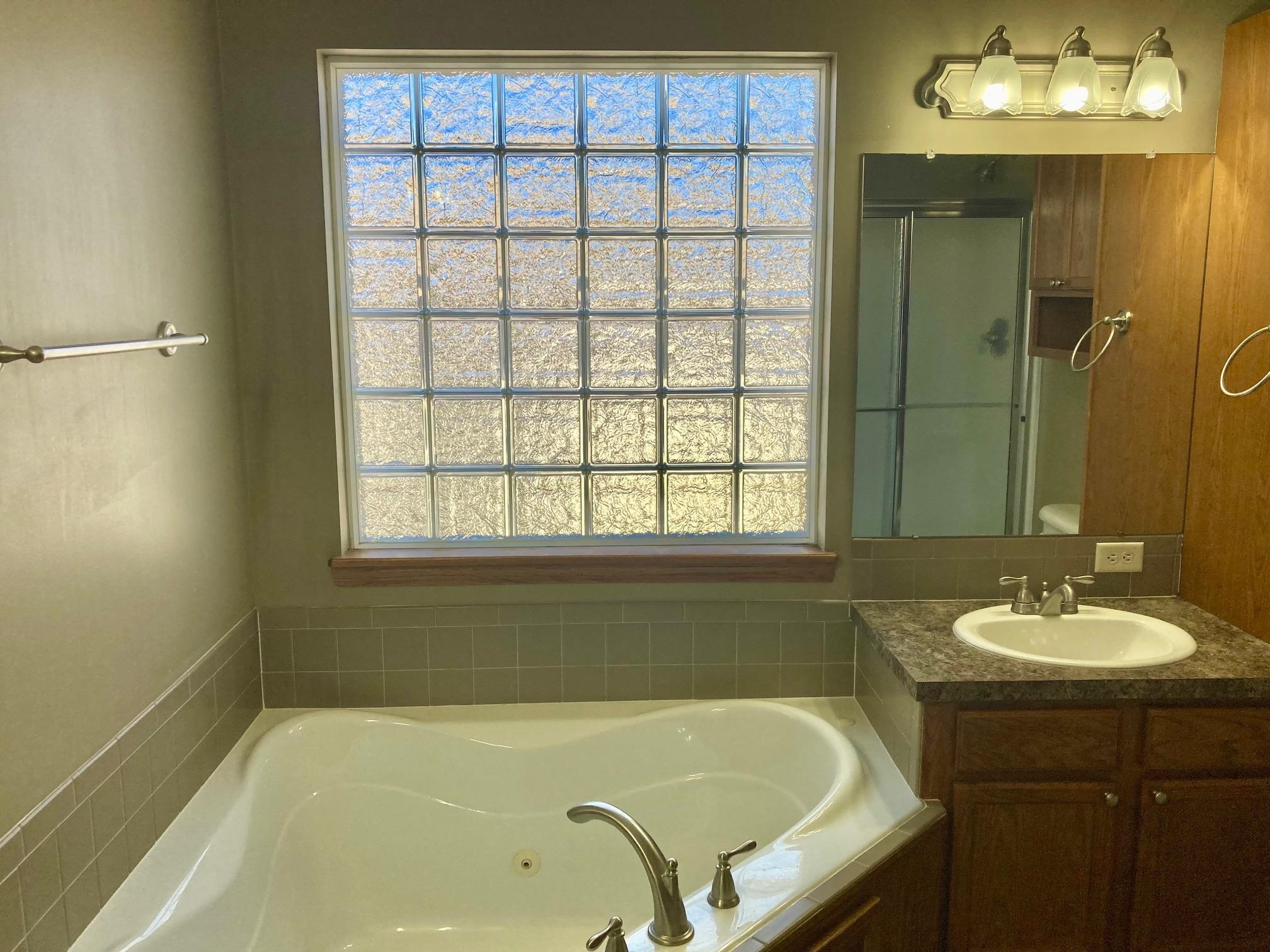 Newton, Kansas 67114, United States, 3 Bedrooms Bedrooms, ,3 BathroomsBathrooms,Residential,Pending,65565