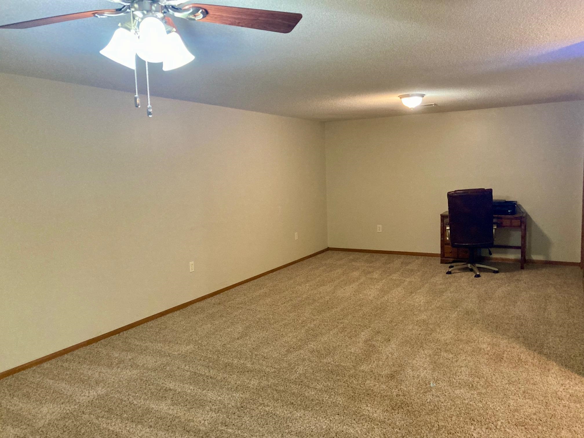 Newton, Kansas 67114, United States, 3 Bedrooms Bedrooms, ,3 BathroomsBathrooms,Residential,Pending,65565