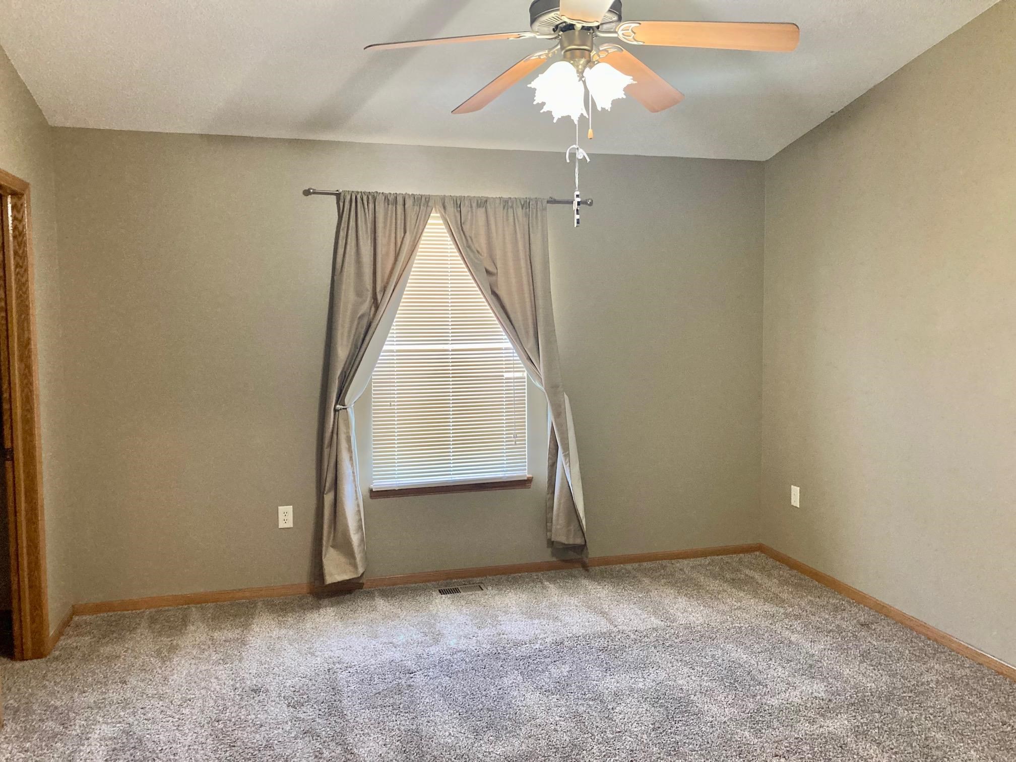 Newton, Kansas 67114, United States, 3 Bedrooms Bedrooms, ,3 BathroomsBathrooms,Residential,Pending,65565