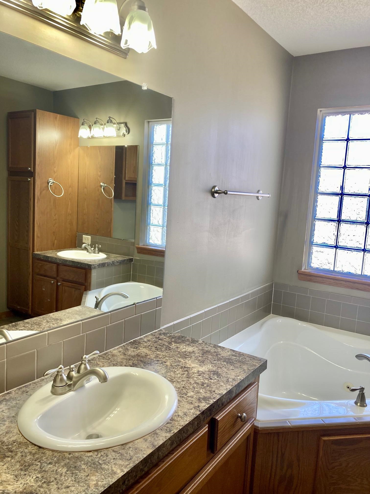 Newton, Kansas 67114, United States, 3 Bedrooms Bedrooms, ,3 BathroomsBathrooms,Residential,Pending,65565