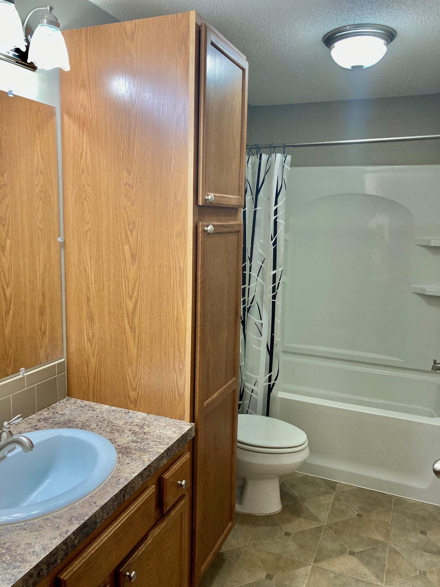 Newton, Kansas 67114, United States, 3 Bedrooms Bedrooms, ,3 BathroomsBathrooms,Residential,Pending,65565