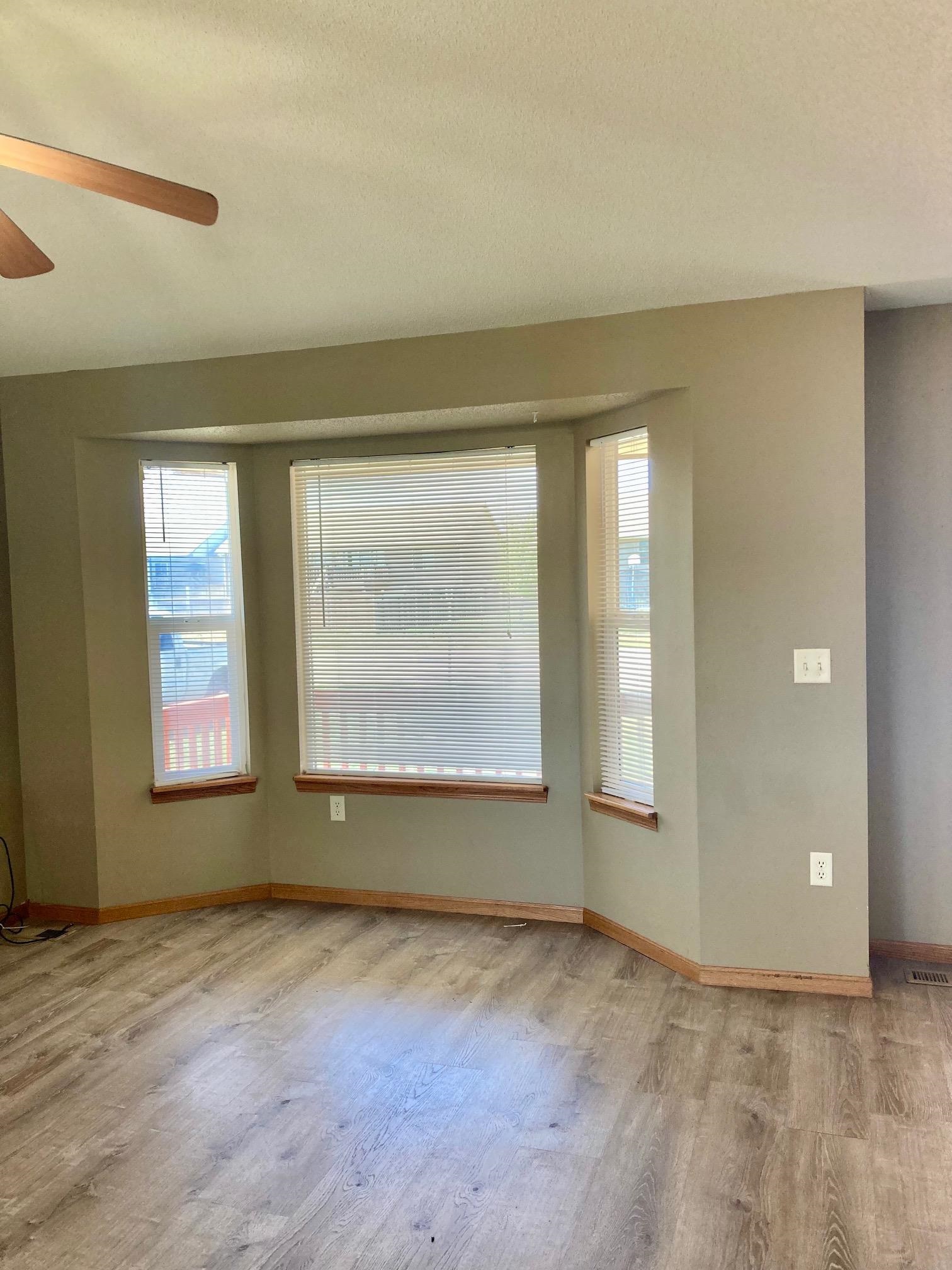 Newton, Kansas 67114, United States, 3 Bedrooms Bedrooms, ,3 BathroomsBathrooms,Residential,Pending,65565