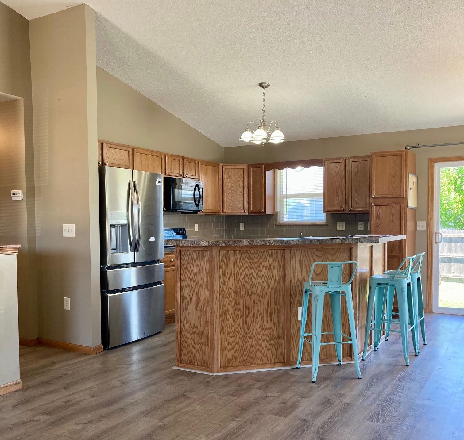 Newton, Kansas 67114, United States, 3 Bedrooms Bedrooms, ,3 BathroomsBathrooms,Residential,Pending,65565