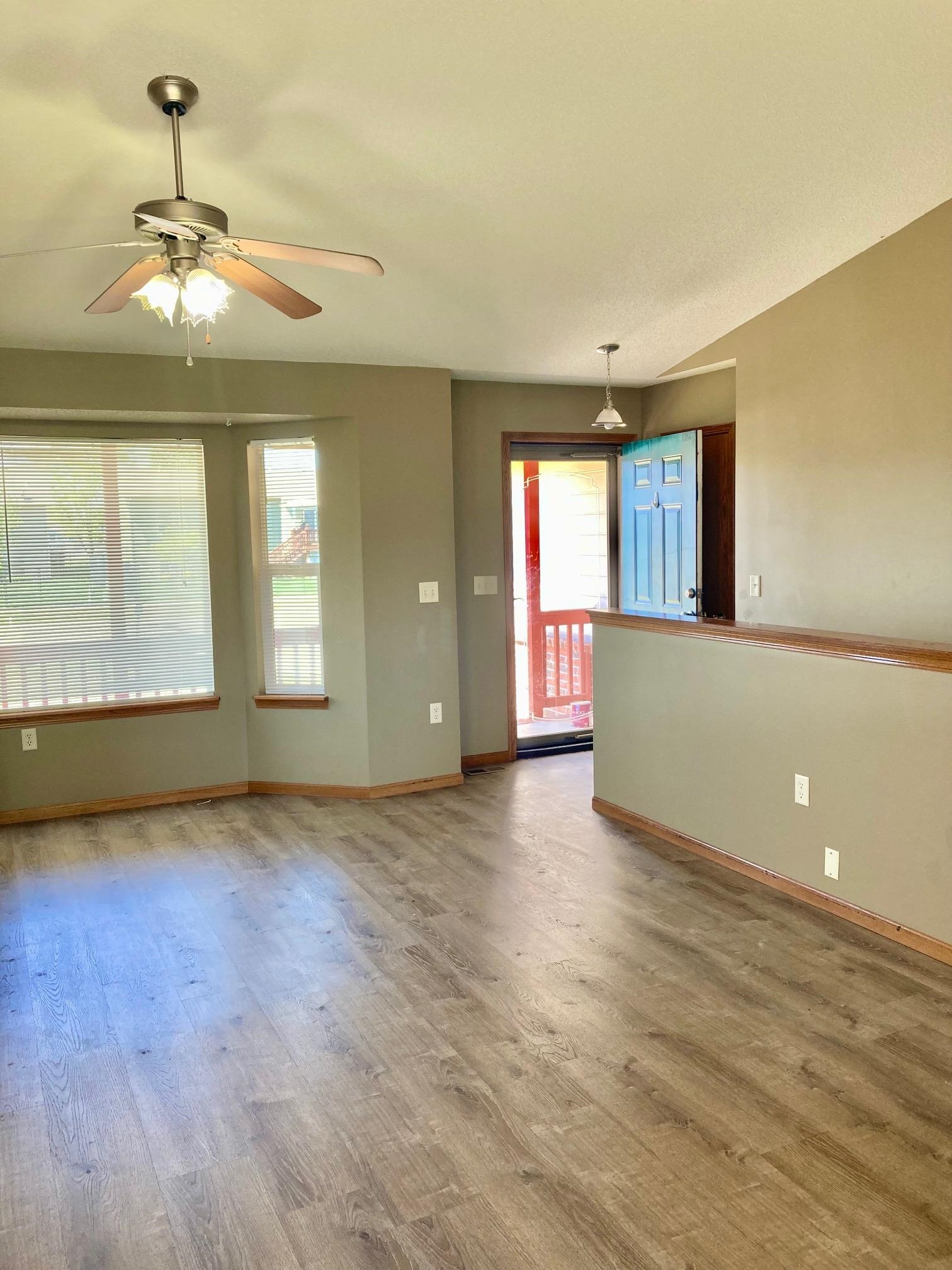 Newton, Kansas 67114, United States, 3 Bedrooms Bedrooms, ,3 BathroomsBathrooms,Residential,Pending,65565