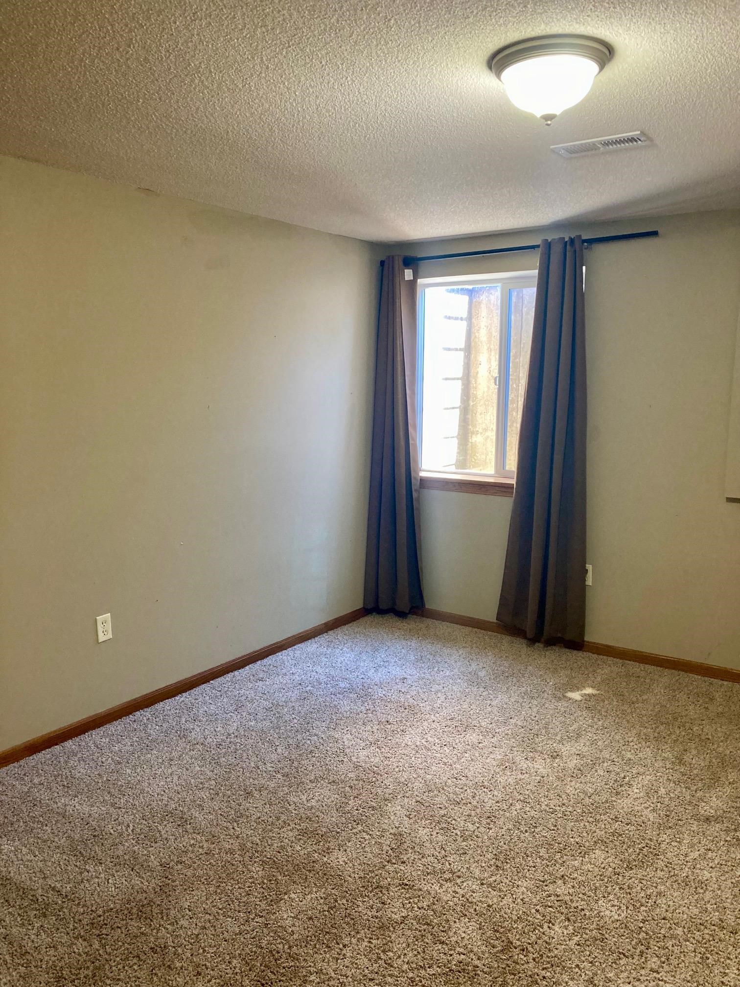 Newton, Kansas 67114, United States, 3 Bedrooms Bedrooms, ,3 BathroomsBathrooms,Residential,Pending,65565