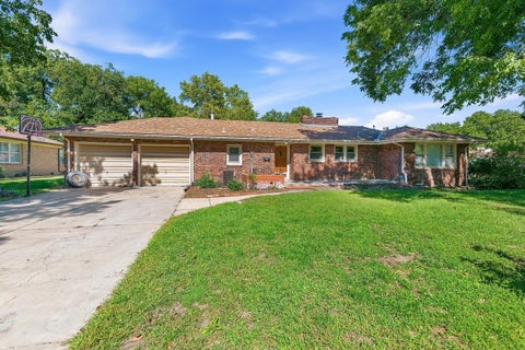Homes For Sale - 2624 E Clover Ln<br/> Wichita, KS 67216