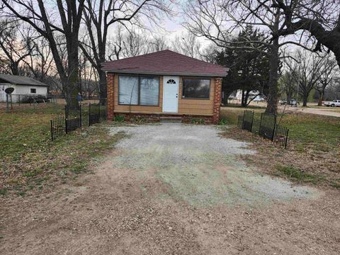 Photo of 201 S 10th St, Arkansas City, KS 67005 (MLS # 669616)