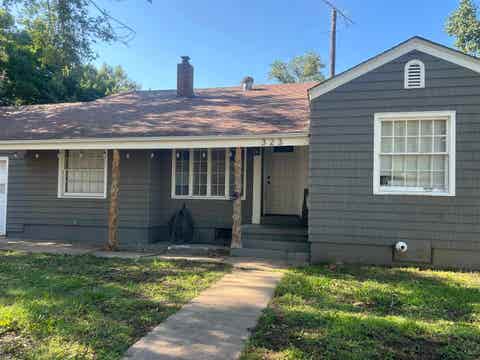 Homes For Sale - 323 E 18th St<br/> Wellington, KS 67152