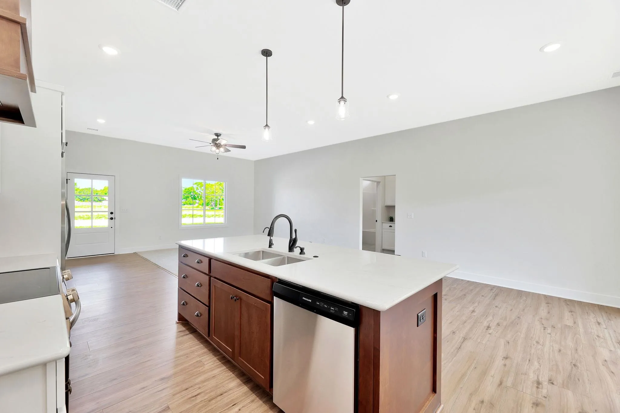 Halstead, Kansas 67056, United States, 2 Bedrooms Bedrooms, ,2 BathroomsBathrooms,Residential,Active,143432