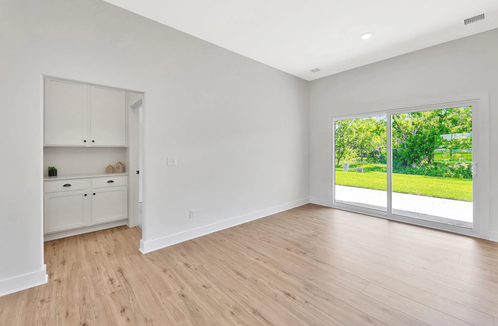 Halstead, Kansas 67056, United States, 2 Bedrooms Bedrooms, ,2 BathroomsBathrooms,Residential,Active,143432